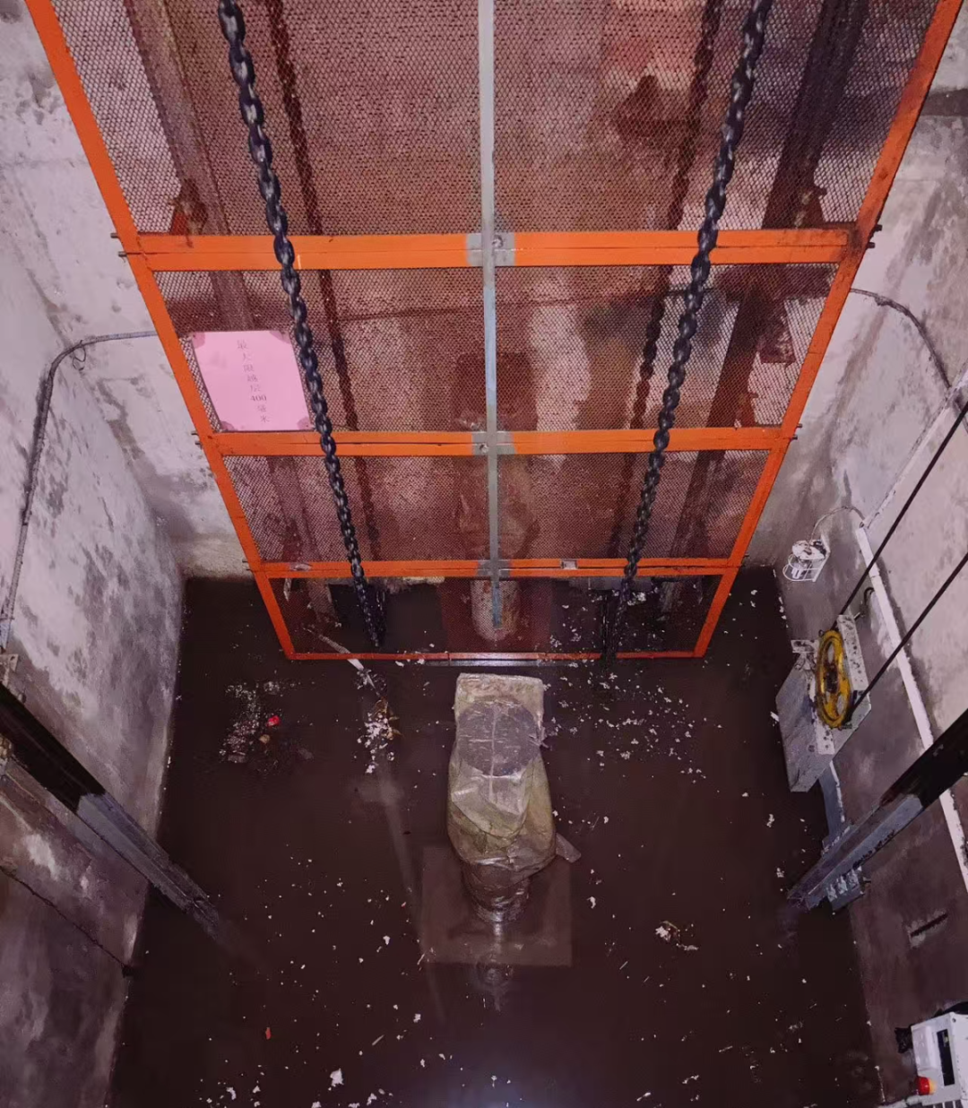 “电梯门缝都在冒水！”供水管爆管，厦门一小区3部电梯停运近10小时，业主：垃圾没法扔，快递送不上门！更头疼的是……