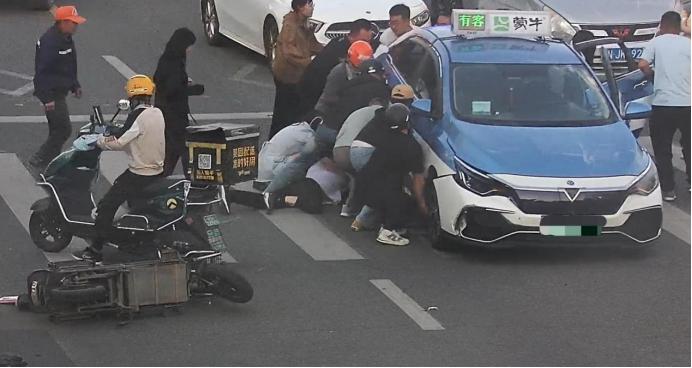 危急时刻！呼和浩特街头，十余人合力抬起一辆出租车……