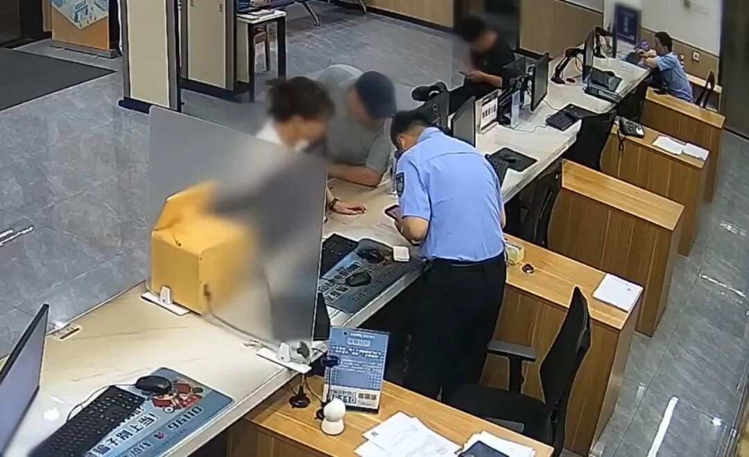 突然失控！杭州女子冲进派出所求助，民警一个动作保住33万元……