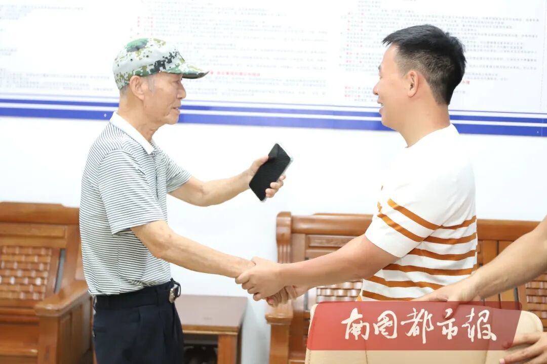 3岁男孩被转卖前一刻获救！28年前海南民警抱回来的孩子，如今捧着锦旗回来了