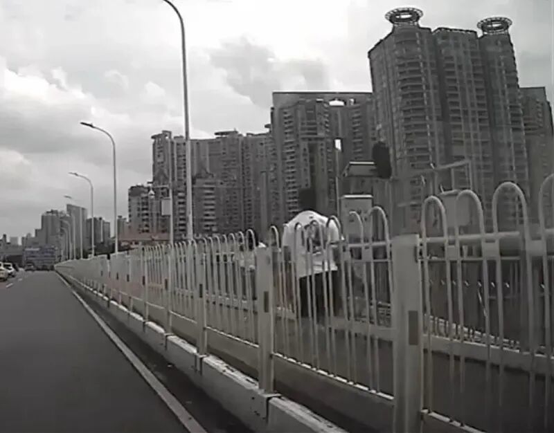 一大桥上突发：女子获救后大喊“别多管闲事”，突然狂奔，的哥光脚猛追